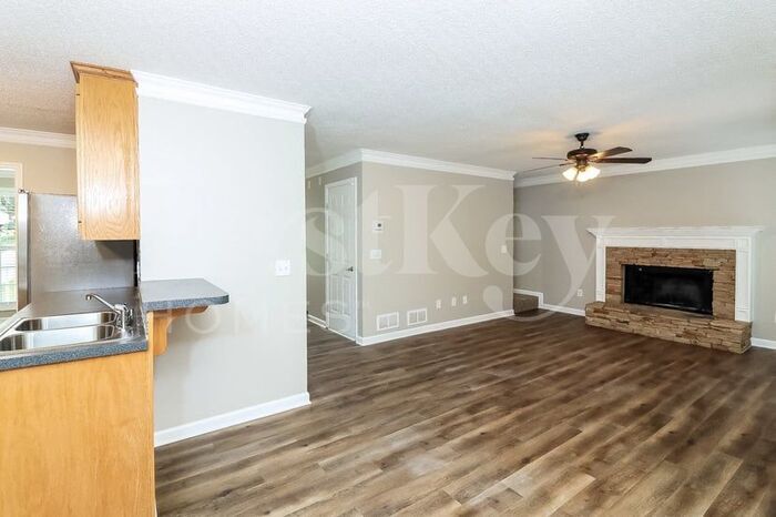 Building Photo - 800 Oxford Dr
