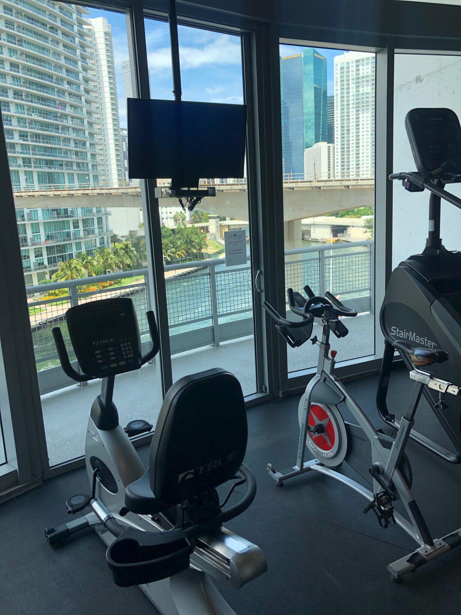 Building Photo - 690 SW 1st Ave