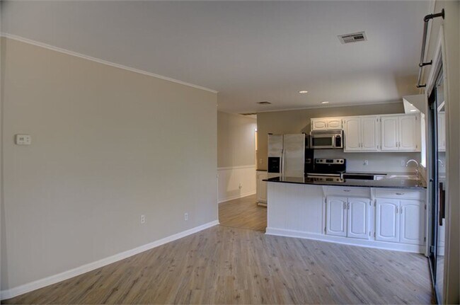 Building Photo - Beautiful Ranch-Style Rental in Marion Gar...