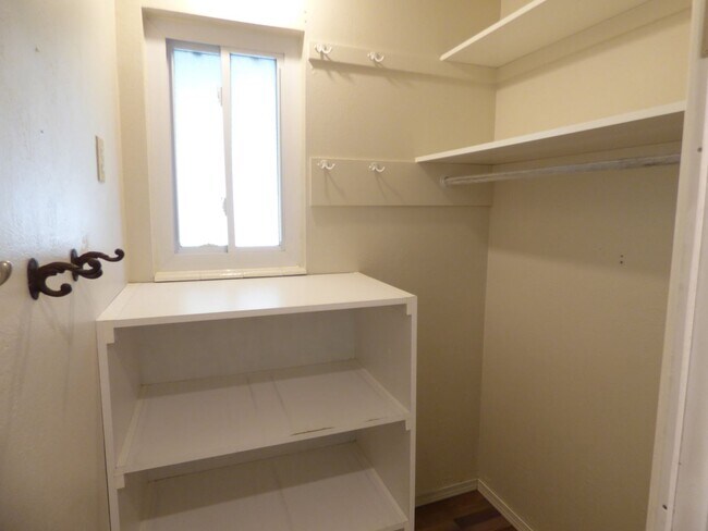 Building Photo - 5 Bd 3 Ba Home in Sandy