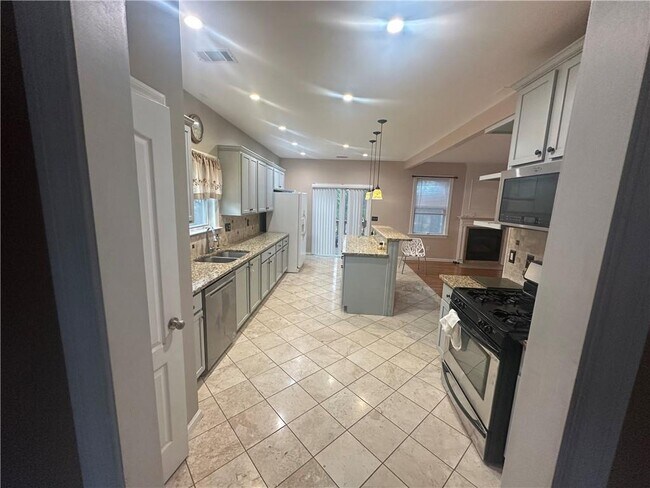 Building Photo - 61 Longwood Ct