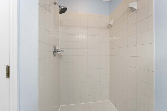 Building Photo - Charming 3BR Townhouse with Garage & Priva...