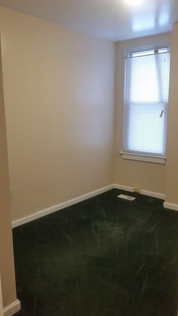 Building Photo - South Oakland renovated apartment