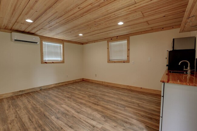 Building Photo - 15813 A