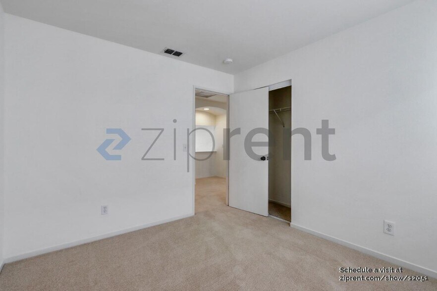 Building Photo - Unit