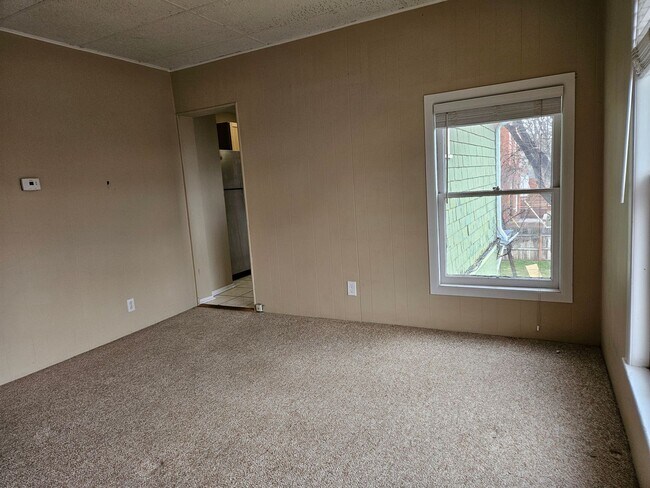 Building Photo - Top Floor Renovated 1 Bed/1 Bath Apartment in Victorian 4-Plex