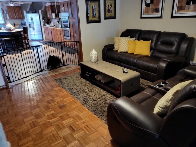 Shared family room - 2201 Elgin Ct