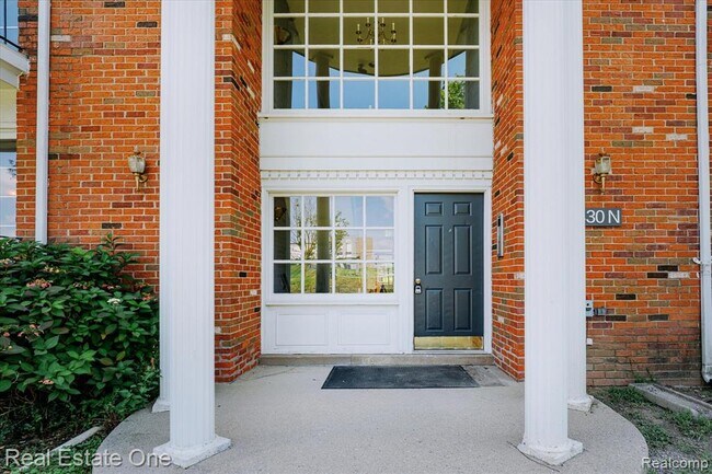 Building Photo - 430 Fox Hills Dr S