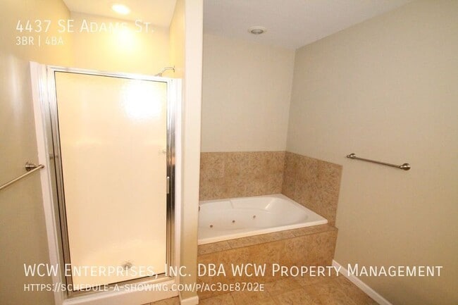 Building Photo - 4437 SE Adams St