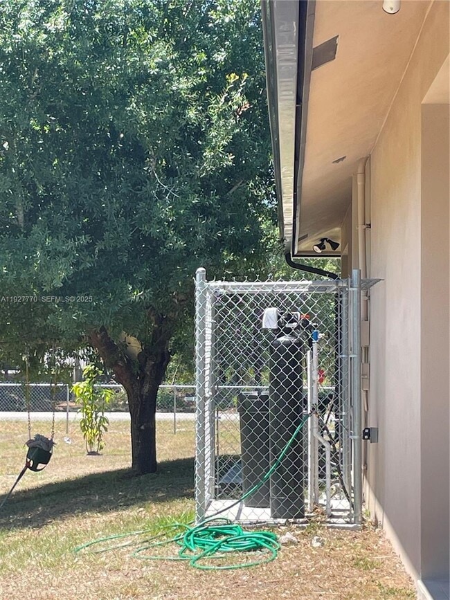 Building Photo - 675 N Romero St