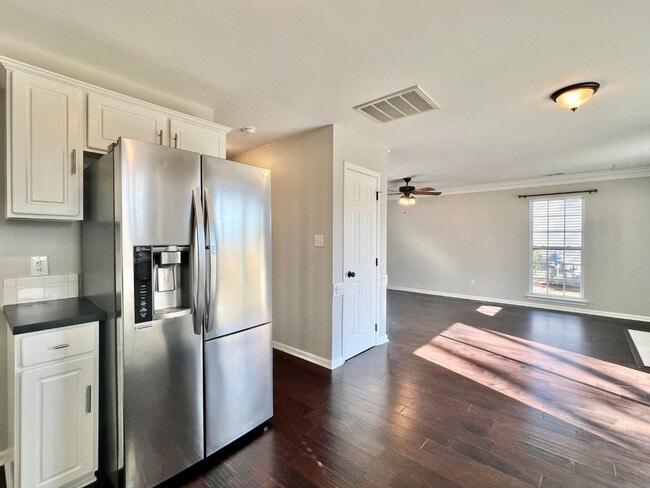 Building Photo - UPDATED, 4 Bedrooms!