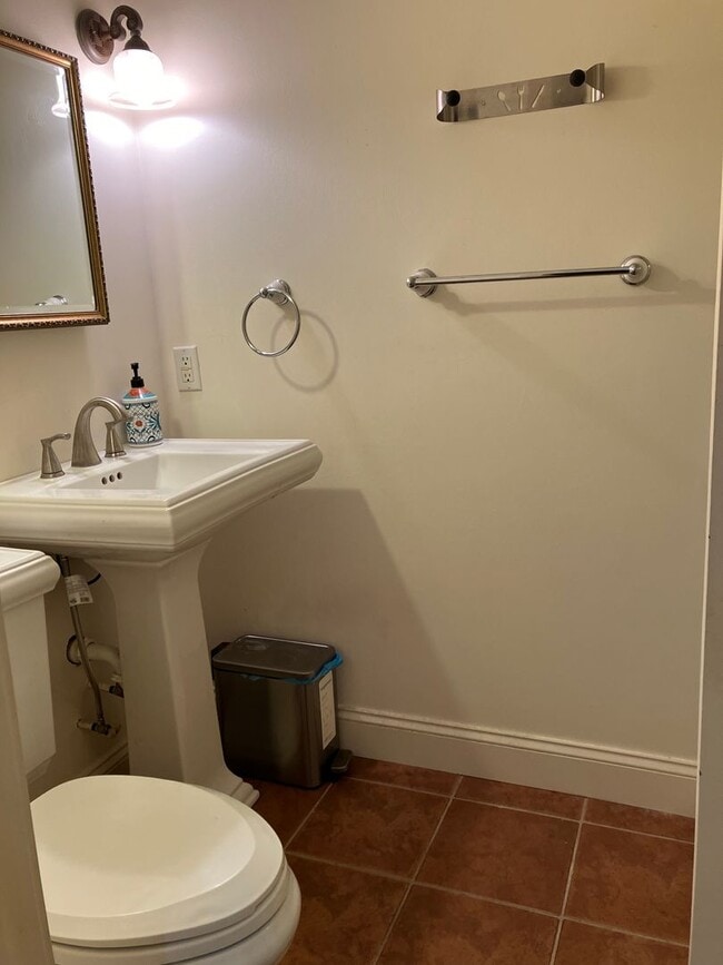 Building Photo - Furnished 6 month rental