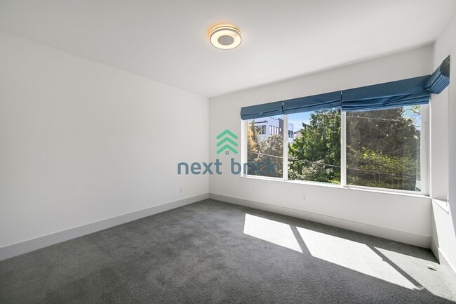 Building Photo - 3 BED & 2 BATH TOWNHOUSE FOR RENT