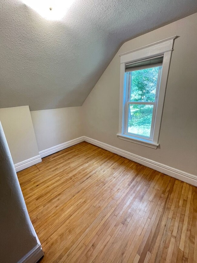 Building Photo - AVAILABLE JULY- 3 Bedroom, 1.5 Bath Home!