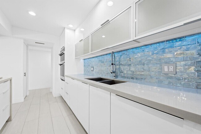 Building Photo - 877 NE 195th St