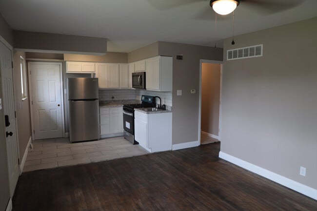 Building Photo - 1661 W Highview Dr