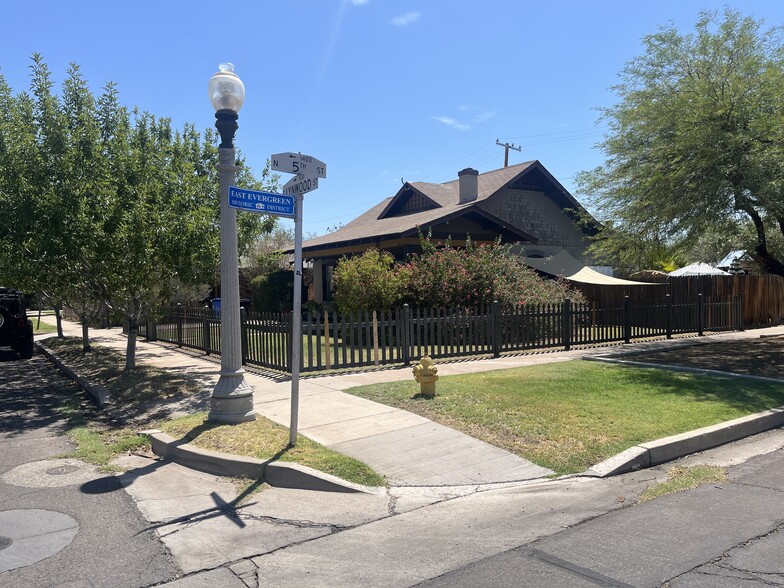 Building Photo - 501 E Lynwood St