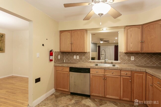 Building Photo - 410 Johnstone St