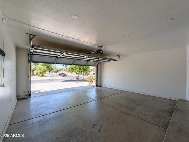 Building Photo - 13959 W Country Gables Dr