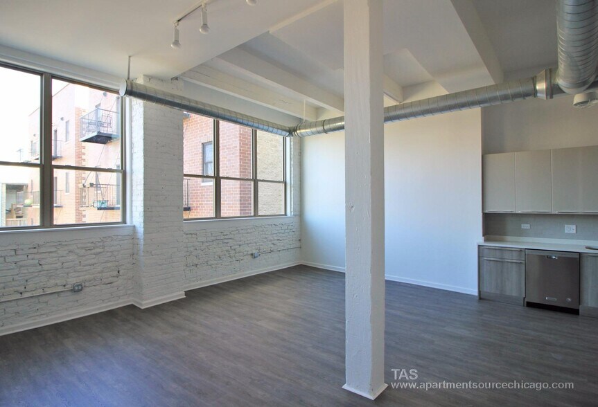 Building Photo - 932 W Dakin St