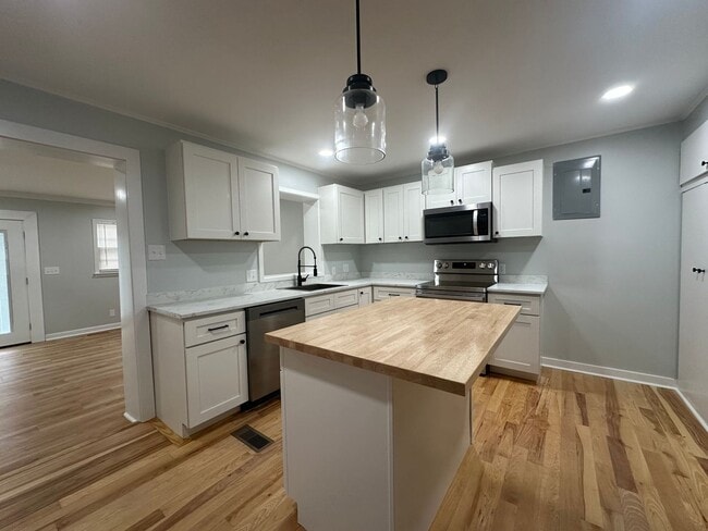 Building Photo - 3 Bedroom 2 Bathroom Spilt Unit in Wilmington