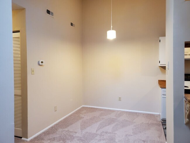 Building Photo - 327 Thalia Station Ct