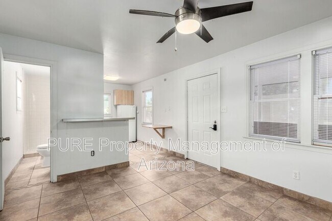Building Photo - 912 E Montebello Ave