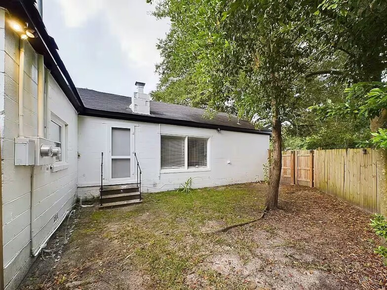 Building Photo - 3718 Live Oak St