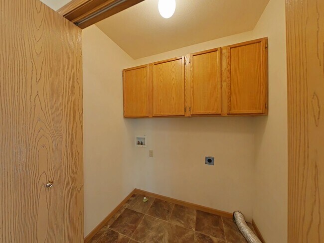 Building Photo - 3 Bedroom with DETACHED GARAGE! Great Cent...
