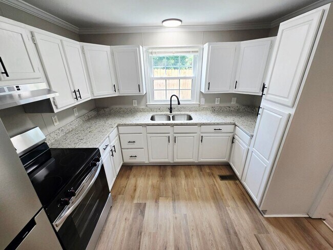 Building Photo - Charming 4-Bedroom Home in Burlington