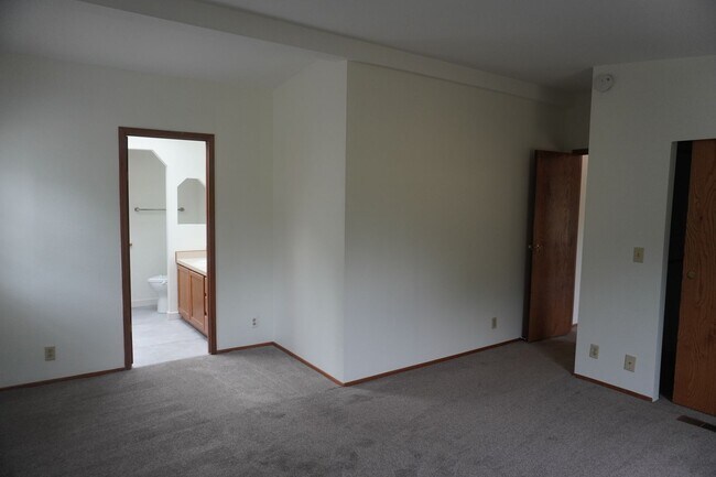 Building Photo - 18109 NE 25th Ave