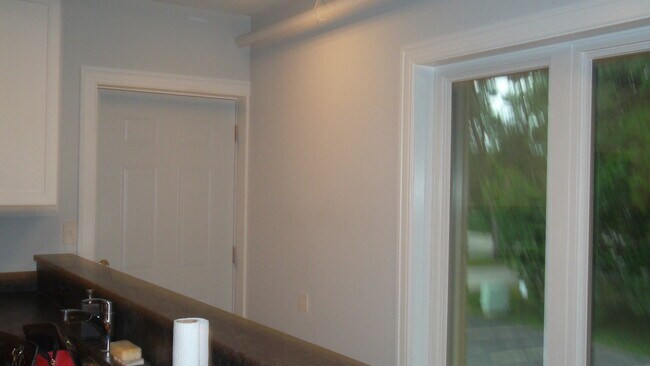 Building Photo - 850 N State St