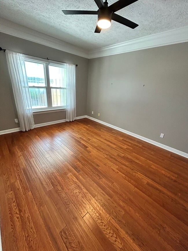 Building Photo - 2908 Country Club Dr