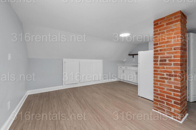 Building Photo - $850 - 1 bed 1 bath - Beautiful newly renovated Multi-family home located in Delano