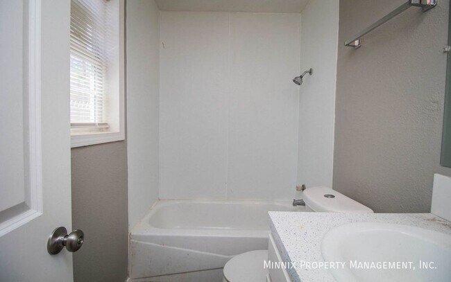 Building Photo - 1312 65th Dr