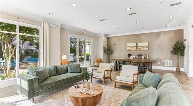 Building Photo - 2910 Clairmont Rd