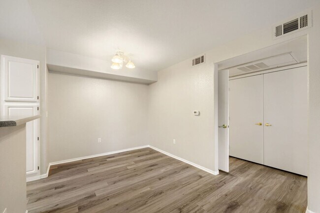 Building Photo - 555 E Silverado Ranch Blvd