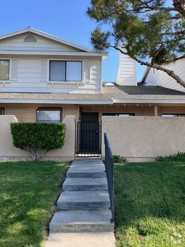 Building Photo - Beautiful Dual Master Townhome Palmdale