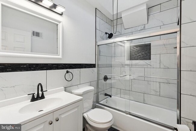 Building Photo - 2242 S Bonsall St