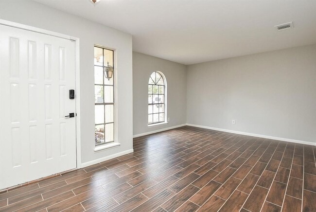 Building Photo - 2706 Foliage Green Dr