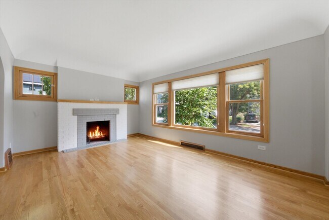 Building Photo - 586 S Hawthorne Ave