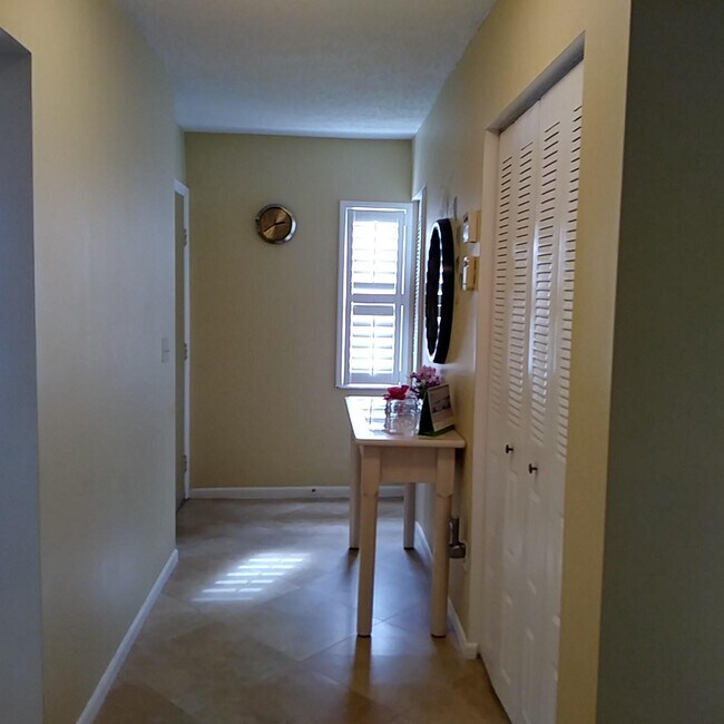 Building Photo - 8045 Eastlake Dr