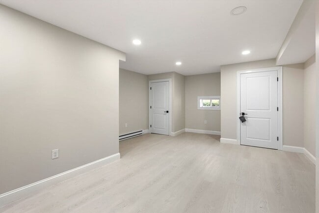 Building Photo - 11 Bobolink Rd