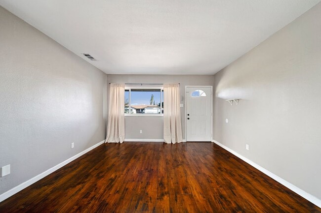 Building Photo - 6638 Lilac Ave