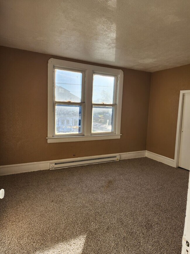 Building Photo - BIG 4 bedroom home