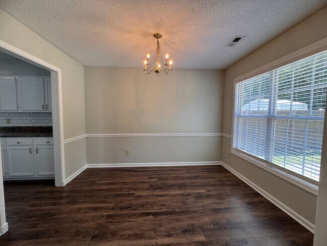 Building Photo - 3BR 2BA One Story Home with Garage