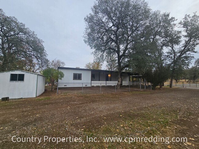 Building Photo - Spacious 3/2 Country Living Close to Town!