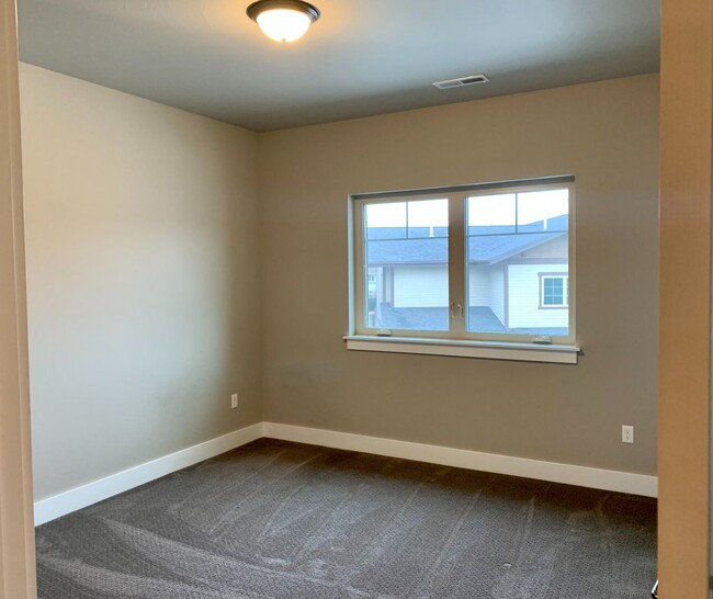 Building Photo - Beautiful 4 Bedroom Townhome