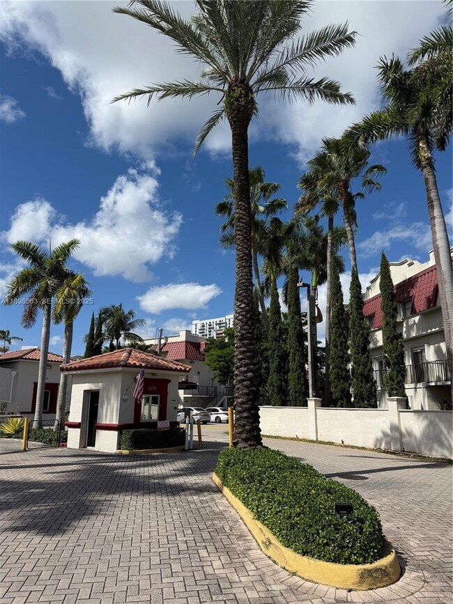 Building Photo - 6705 N Kendall Dr