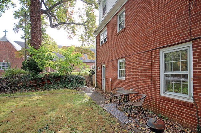 Building Photo - Spacious Fry's Spring Basement Apartment